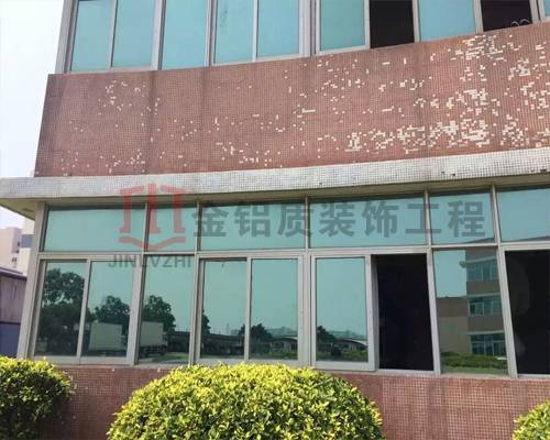 舊辦公樓特寫(xiě)，在沒(méi)有鋁單板翻新前的照片真破舊